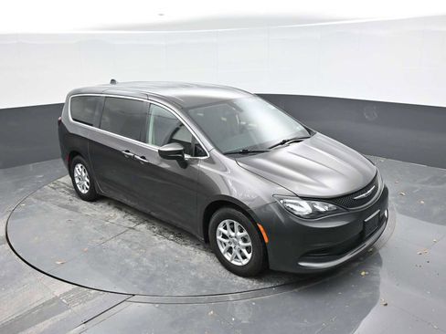 Used 2022 Chrysler Voyager LX image 33