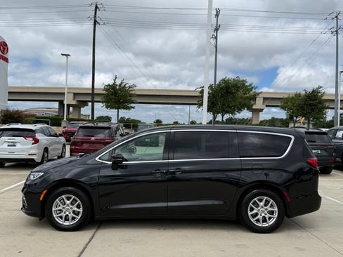Used 2023 Chrysler Pacifica Touring-L FWD image 6