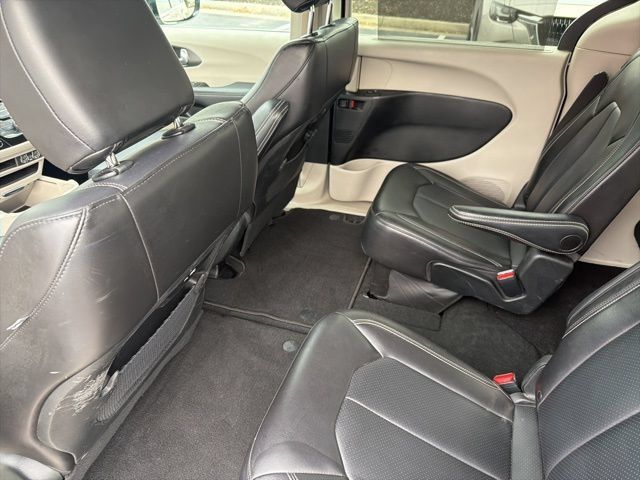 Used 2024 Chrysler Pacifica Touring-L FWD image 11