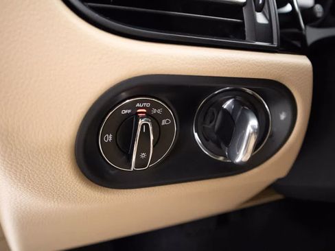 Certified 2025 Porsche Macan AWD/4WD image 29