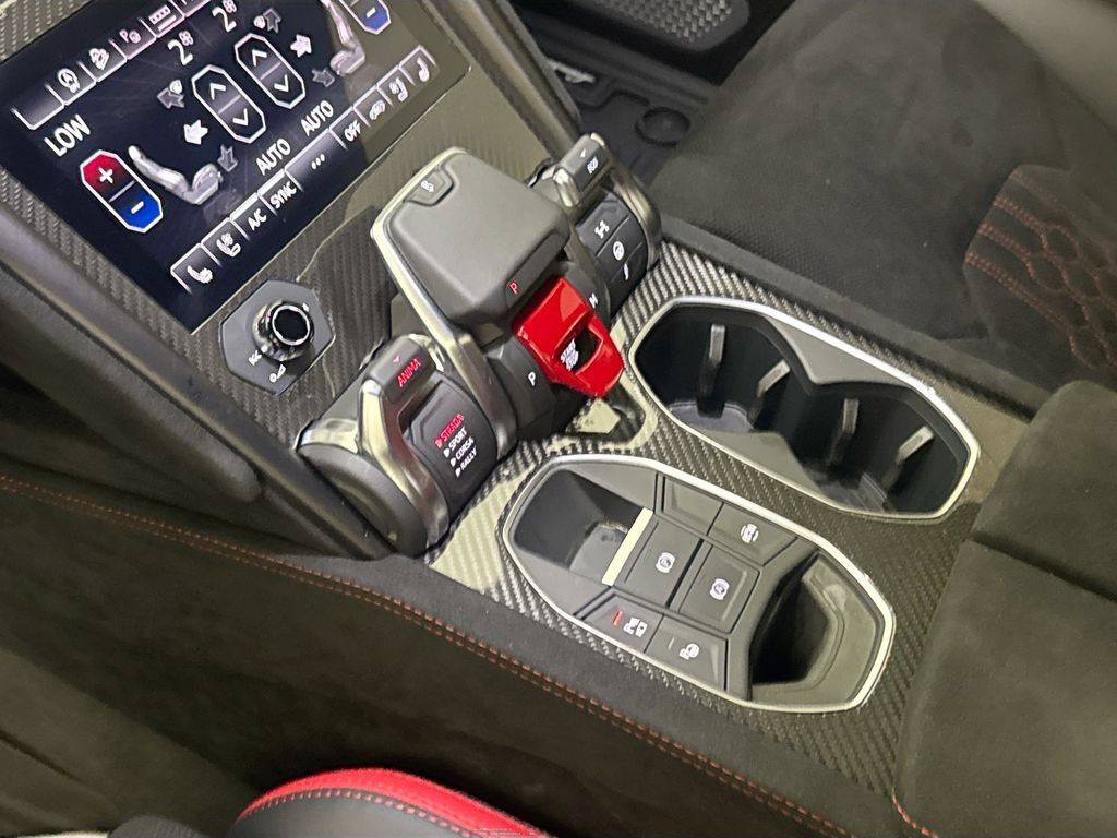 Used 2024 Lamborghini Urus Performante AWD/4WD image 17