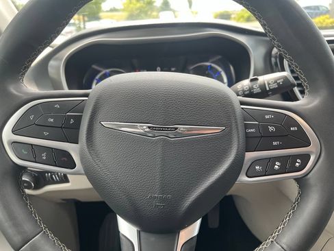 Used 2023 Chrysler Pacifica Touring-L FWD image 19