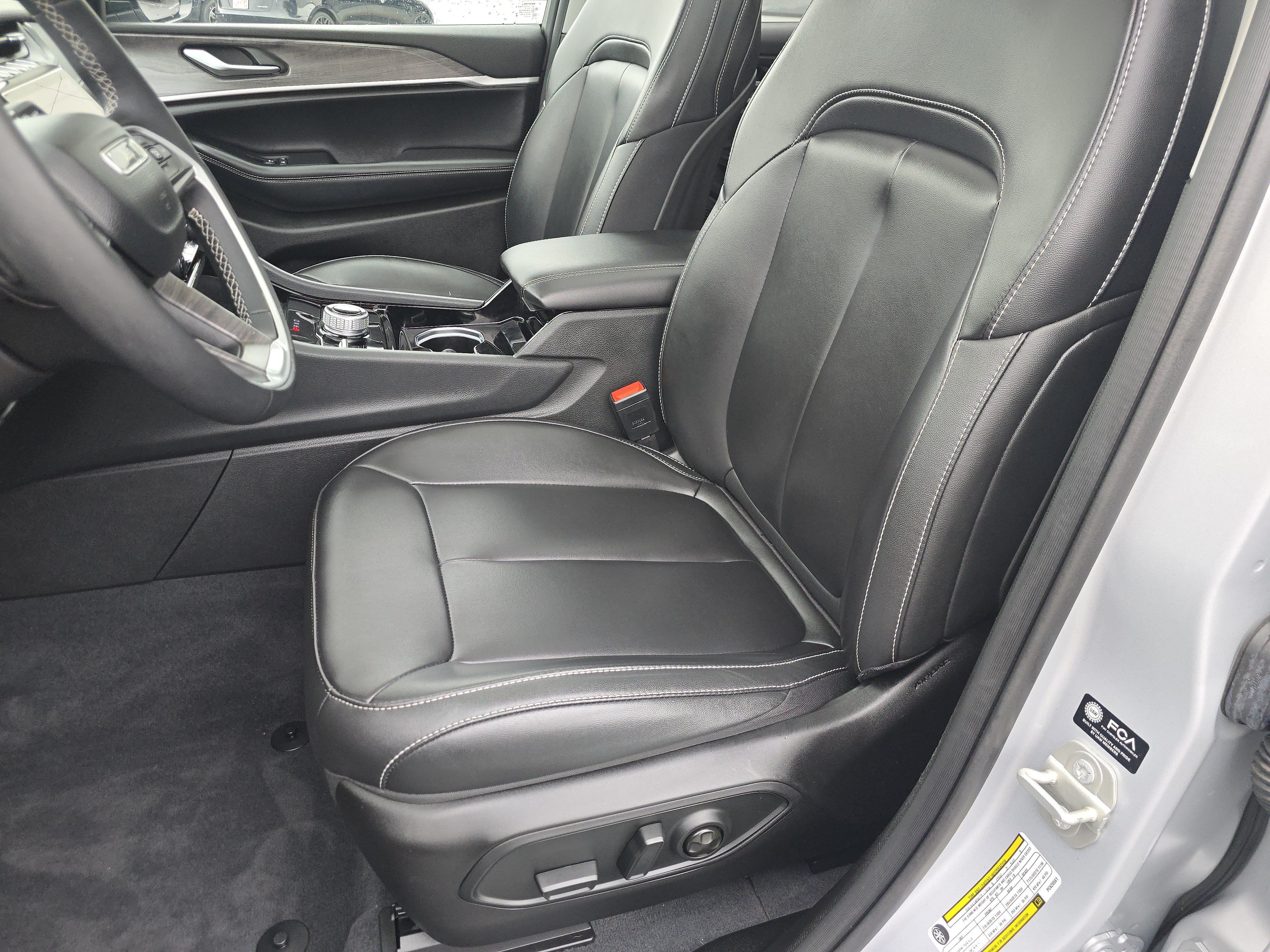 Used 2023 Jeep Grand Cherokee Limited AWD/4WD image 22