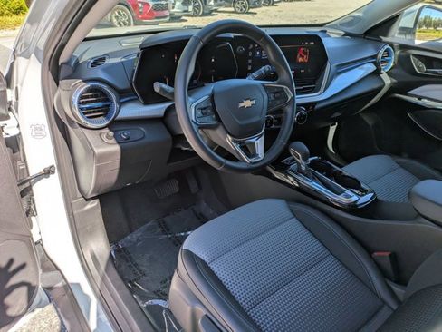 Used 2025 Chevrolet Trax LT w/ LT Convenience Package image 14