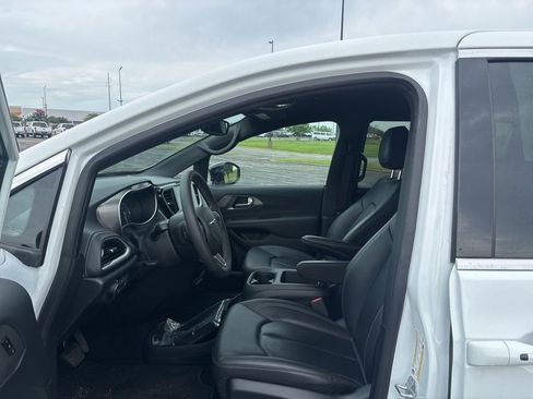 Used 2025 Chrysler Pacifica Select FWD image 9