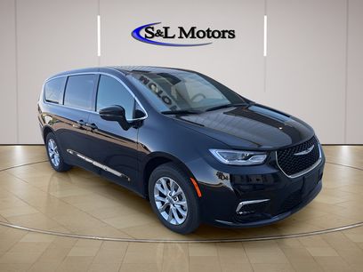 Used 2025 Chrysler Pacifica Select