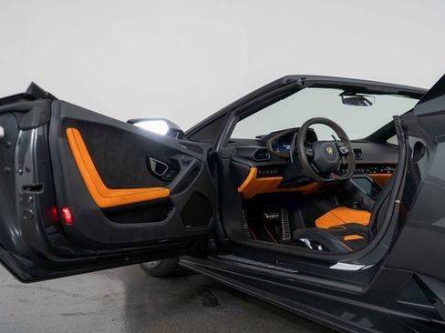 Used 2024 Lamborghini Huracan EVO image 14