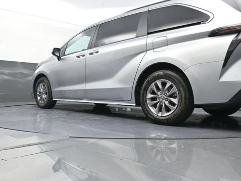 Certified 2025 Toyota Sienna XLE FWD image 33
