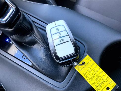 Used 2022 Toyota Venza LE image 14