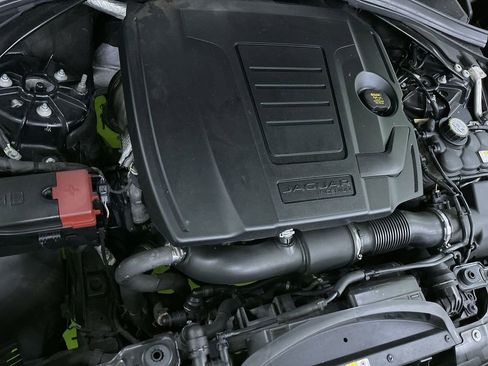 Used 2019 Jaguar F-PACE Prestige image 32