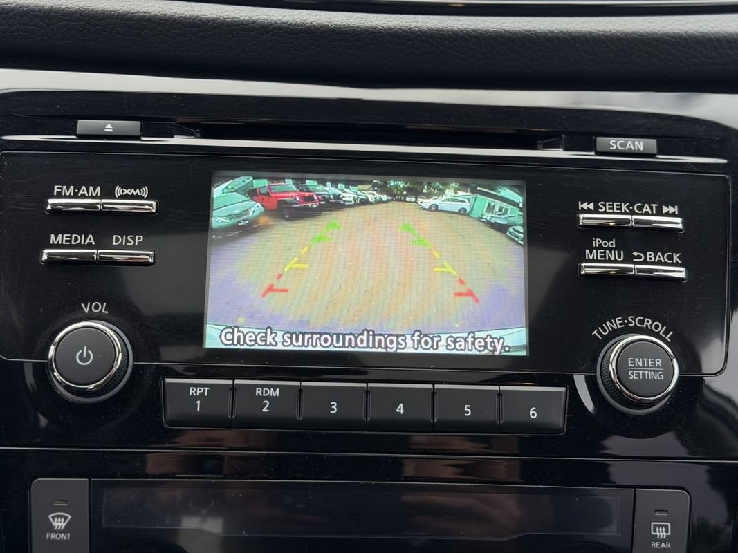 Used 2017 Nissan Rogue SV AWD/4WD image 16