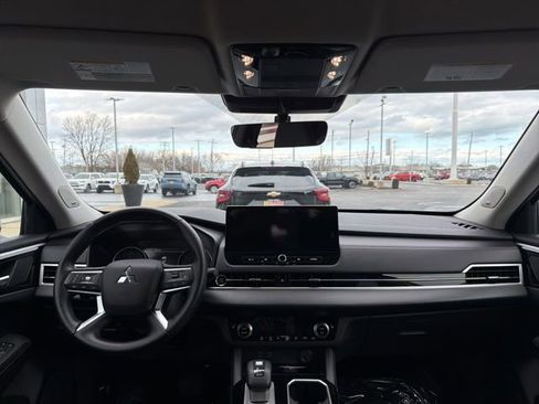 Used 2025 Mitsubishi Outlander SE image 12