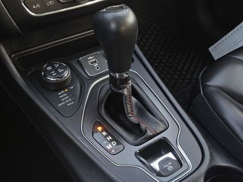 Used 2019 Jeep Cherokee Trailhawk image 24