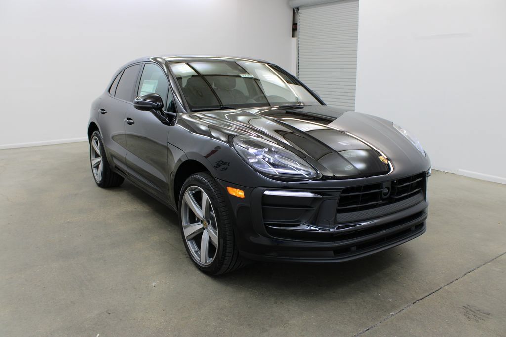 Certified 2025 Porsche Macan AWD/4WD image 8