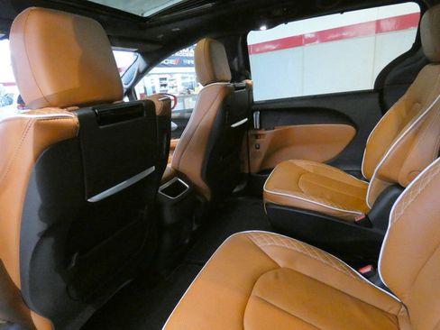 Used 2024 Chrysler Pacifica Pinnacle FWD image 29