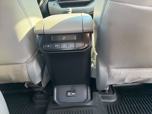 Used 2021 Toyota Highlander XLE image 14