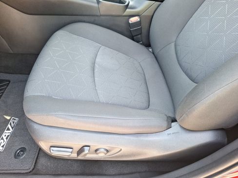 Used 2022 Toyota RAV4 XLE AWD/4WD image 16