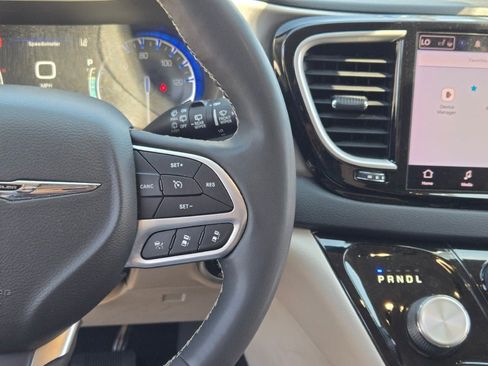 Used 2022 Chrysler Pacifica Touring-L FWD image 30