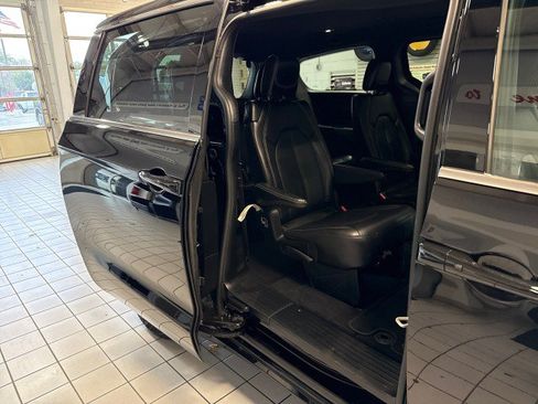 Used 2026 Chrysler Pacifica Select FWD image 27
