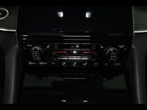 Used 2022 Jeep Grand Cherokee L Limited w/ Black Appearance Package AWD/4WD image 18