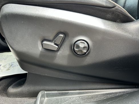 Used 2025 Chrysler Pacifica Limited FWD image 14
