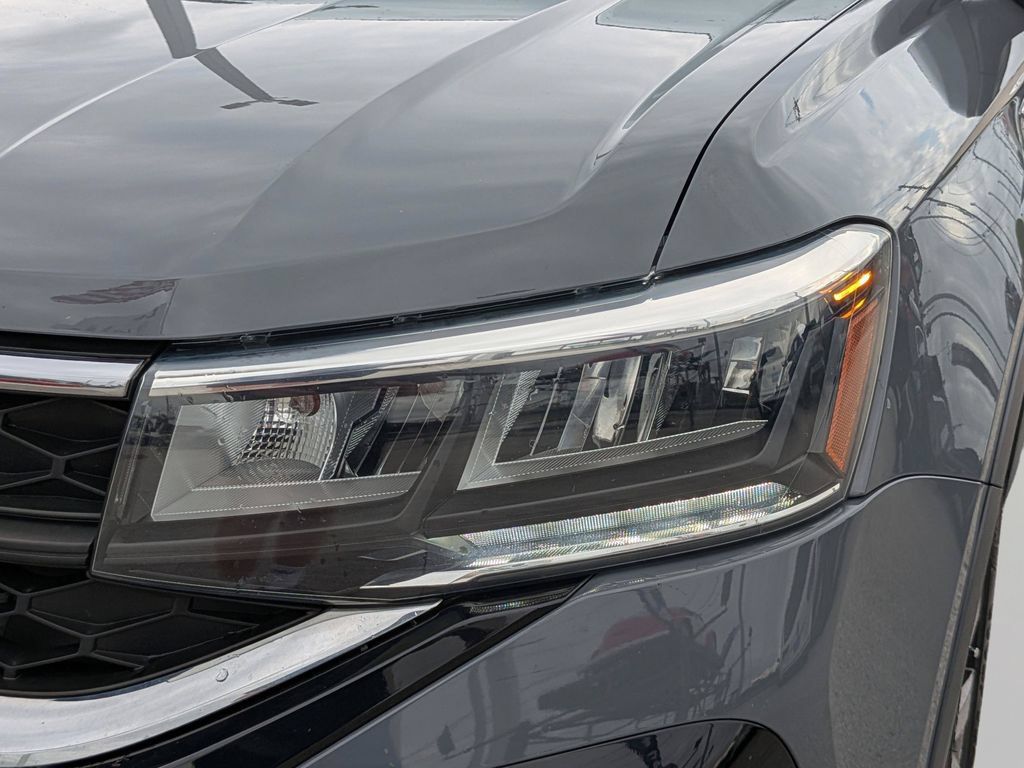 Certified 2023 Volkswagen Taos SE FWD image 7