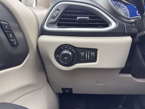 Used 2023 Chrysler Pacifica Touring-L image 9