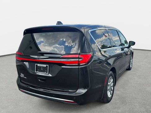 Used 2023 Chrysler Pacifica Touring-L FWD image 5