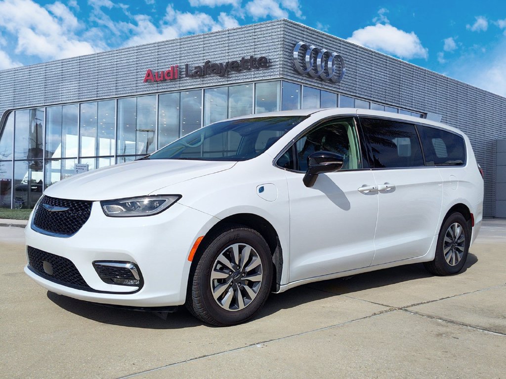 Used 2024 Chrysler Pacifica Limited FWD image 1