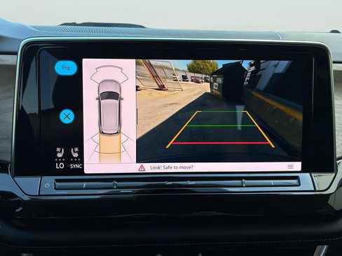 Used 2025 Volkswagen Atlas SE image 21