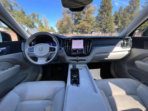 Used 2024 Volvo XC60 B5 Core AWD/4WD image 3