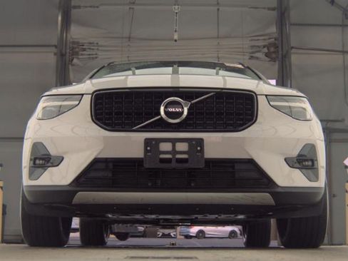 Used 2023 Volvo XC40 B5 Plus w/ Climate Package AWD/4WD image 3