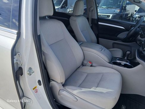 Used 2018 Toyota Highlander LE FWD image 19