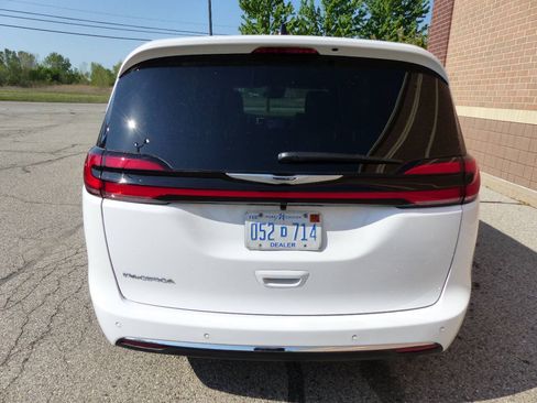 Used 2026 Chrysler Pacifica Select FWD image 8