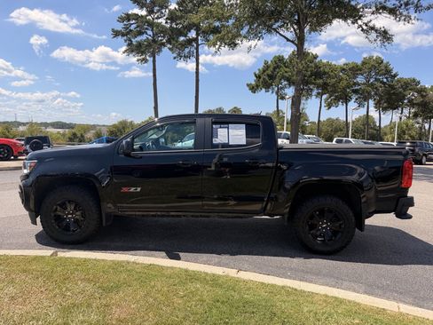 Used 2022 Chevrolet Colorado Z71 w/ Z71 Midnight Edition AWD/4WD image 9