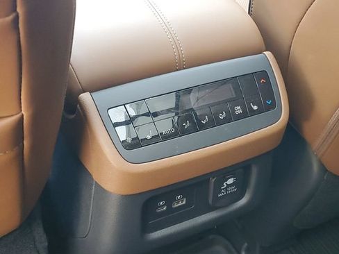 Certified 2025 Nissan Pathfinder Platinum FWD image 38