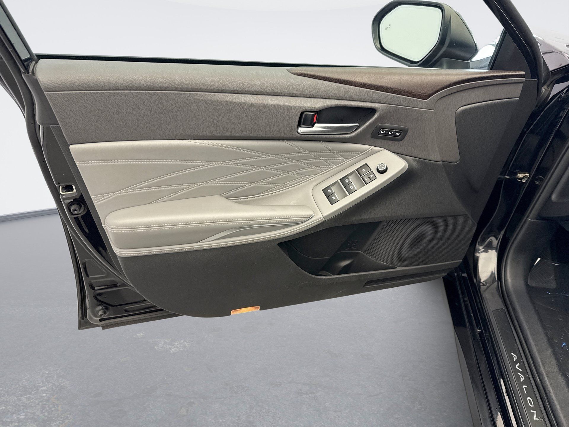 Used 2021 Toyota Avalon Limited w/ Advanced Safety Package FWD image 9