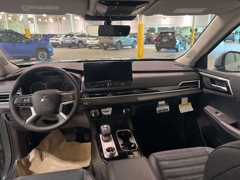 New 2025 Mitsubishi Outlander SE image 17