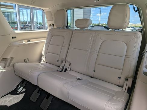 Certified 2021 Lincoln Navigator Reserve w/ Luxury Package AWD/4WD image 15