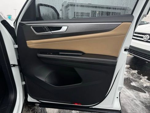 Used 2025 Volkswagen Atlas Cross Sport SE w/ Panoramic Sunroof Package image 15