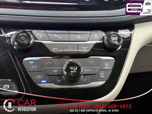 Used 2021 Chrysler Pacifica Touring-L image 42