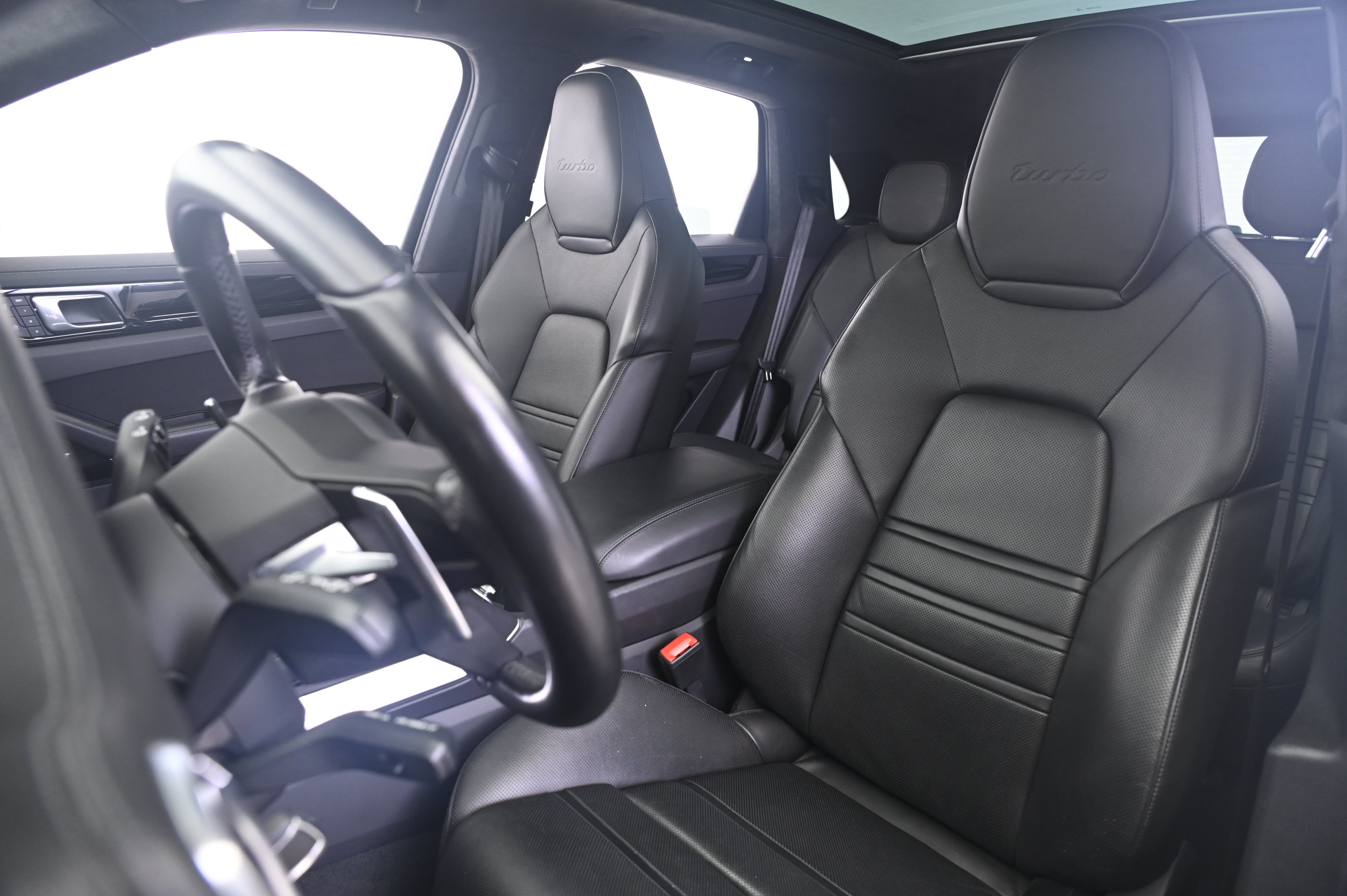Certified 2023 Porsche Cayenne Turbo AWD/4WD image 5