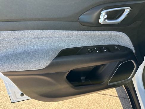 Used 2024 Jeep Compass Latitude image 9