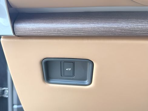 Certified 2025 Land Rover Range Rover SE AWD/4WD image 18