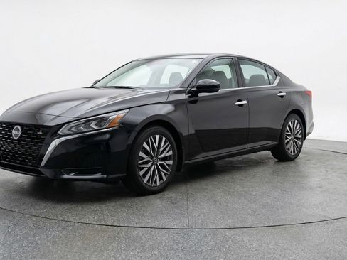 Used 2025 Nissan Altima 2.5 SV image 3