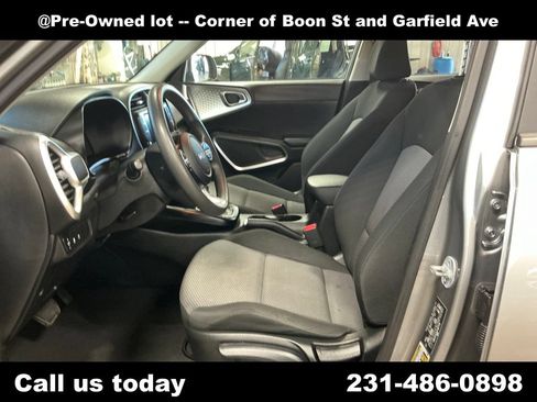 Used 2023 Kia Soul LX w/ LX Technology Package FWD image 14
