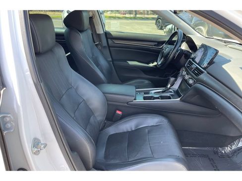 Used 2018 Honda Accord Touring image 18