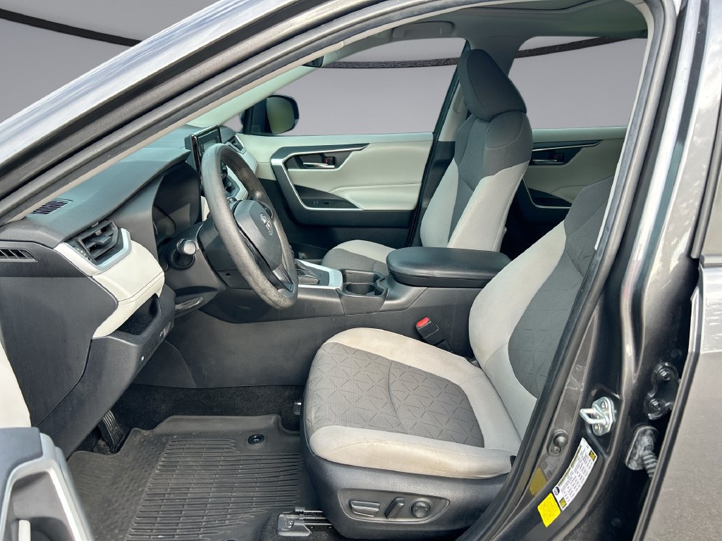 Used 2021 Toyota RAV4 XLE w/ Convenience Package FWD image 11