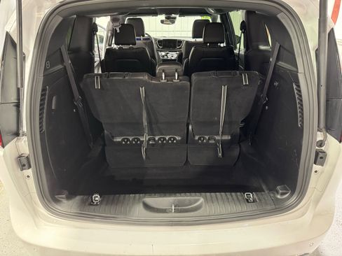 Used 2025 Chrysler Pacifica Select image 8