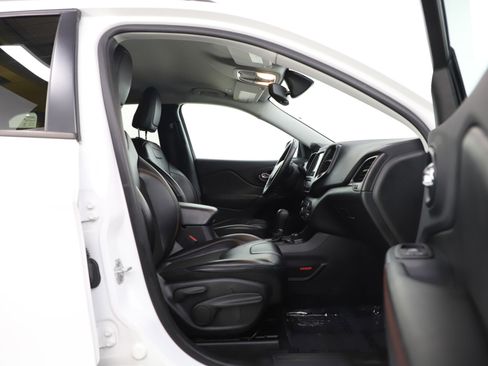 Used 2019 Jeep Cherokee Trailhawk w/ Cold Weather Group image 11